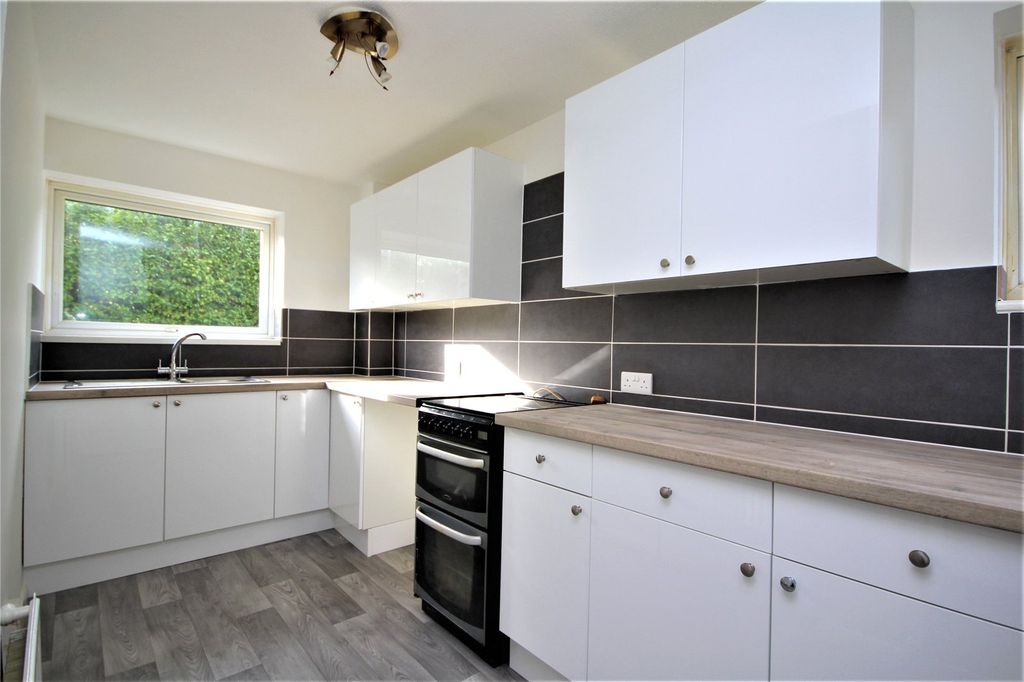 Property photo 2 of 6 Kitchen