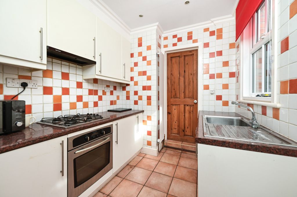 Property photo 3 of 7 8 Green Lane (9)