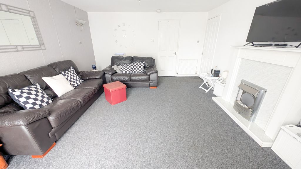 Property photo 3 of 14 Lounge