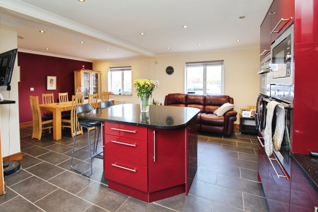 Property photo 3 of 34