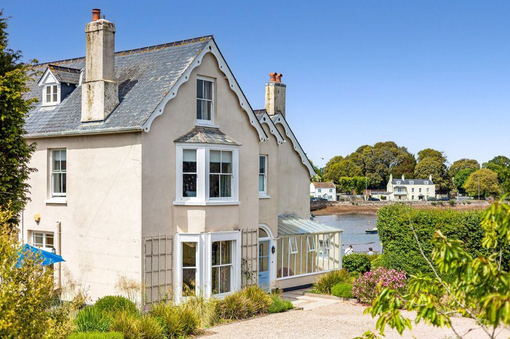 Property photo 2 of 28 House And Harbour