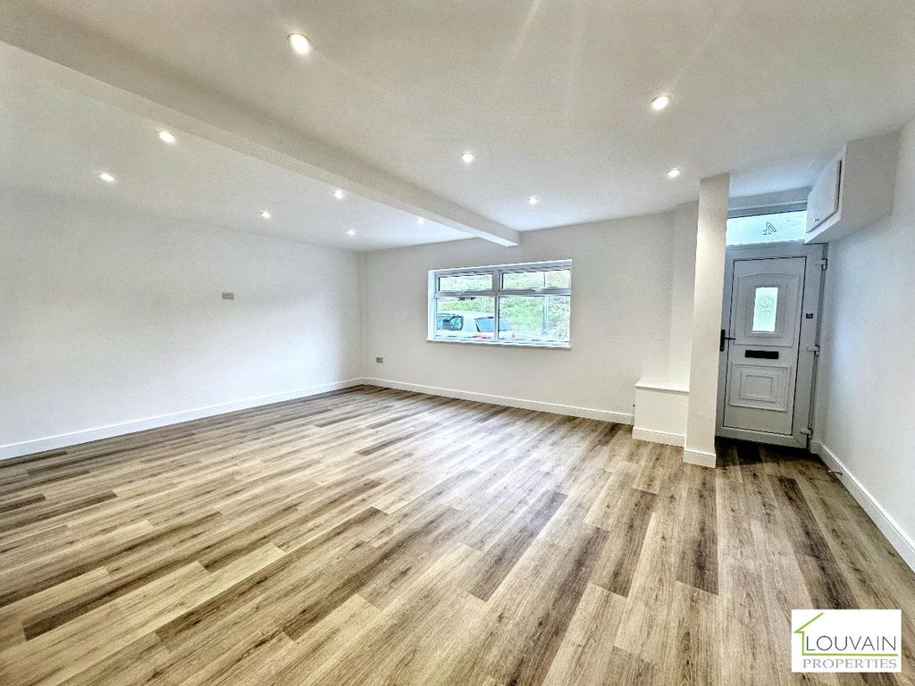 Property photo 2 of 28