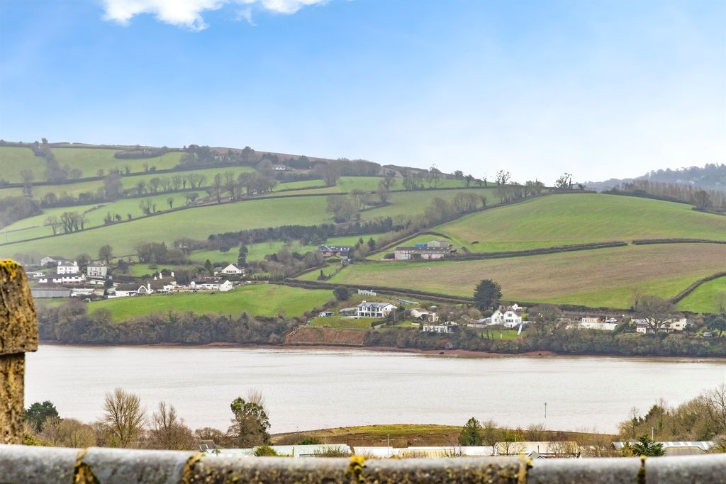 Property photo 2 of 21