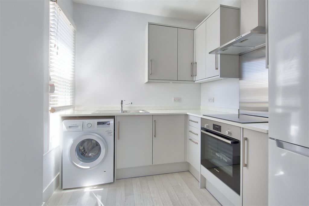 Property photo 3 of 9 3_7_Thurleigh_Road_Image7_15349_4.Jpg