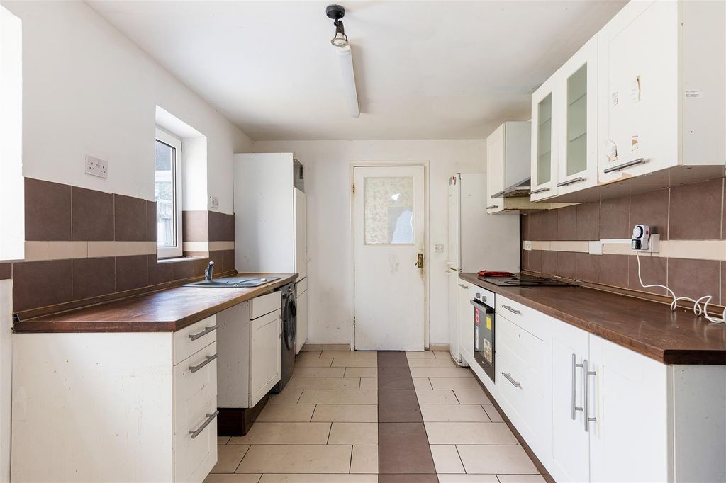 Property photo 3 of 23 Keogh Road, E15