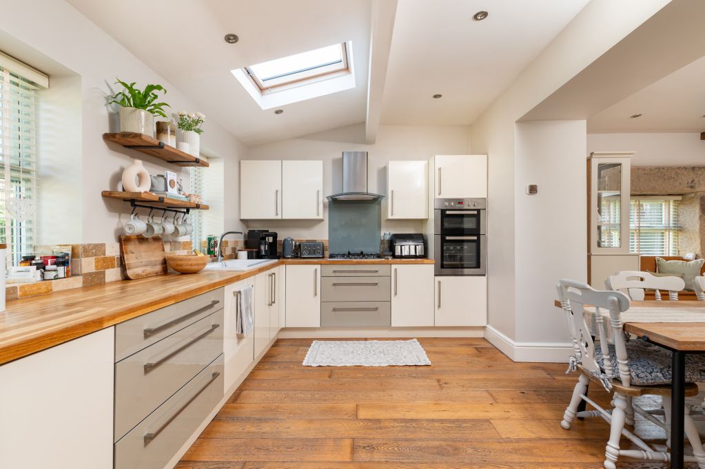 Property photo 3 of 31 Dining Kitchen