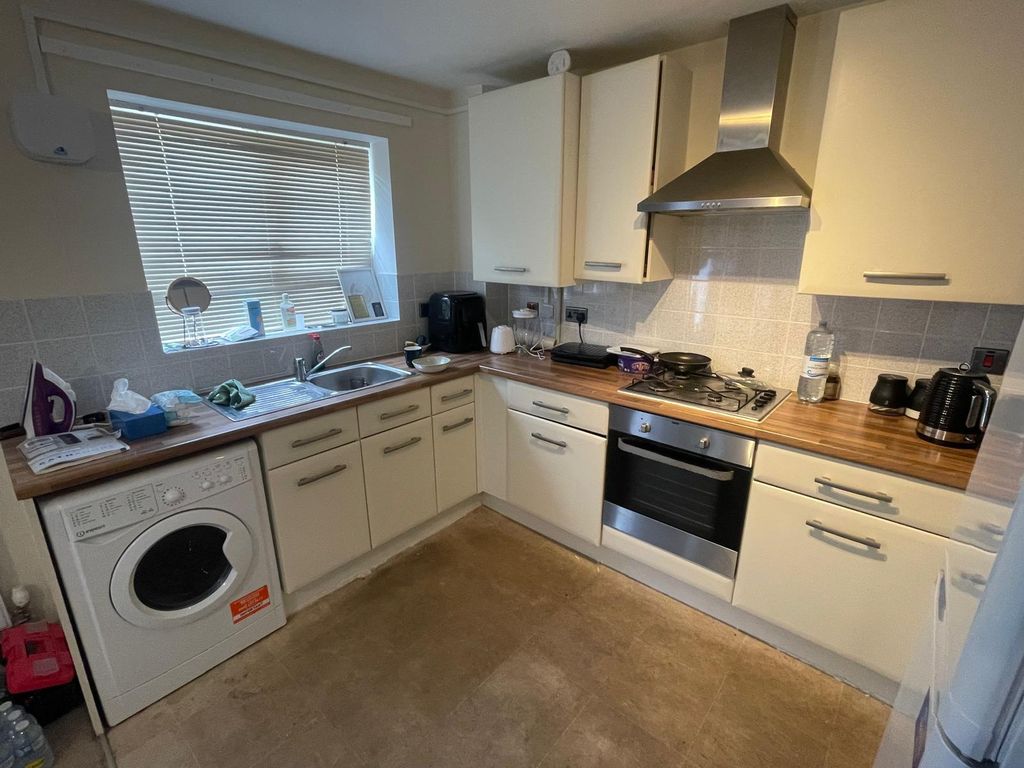 Property photo 2 of 7 Kitchen