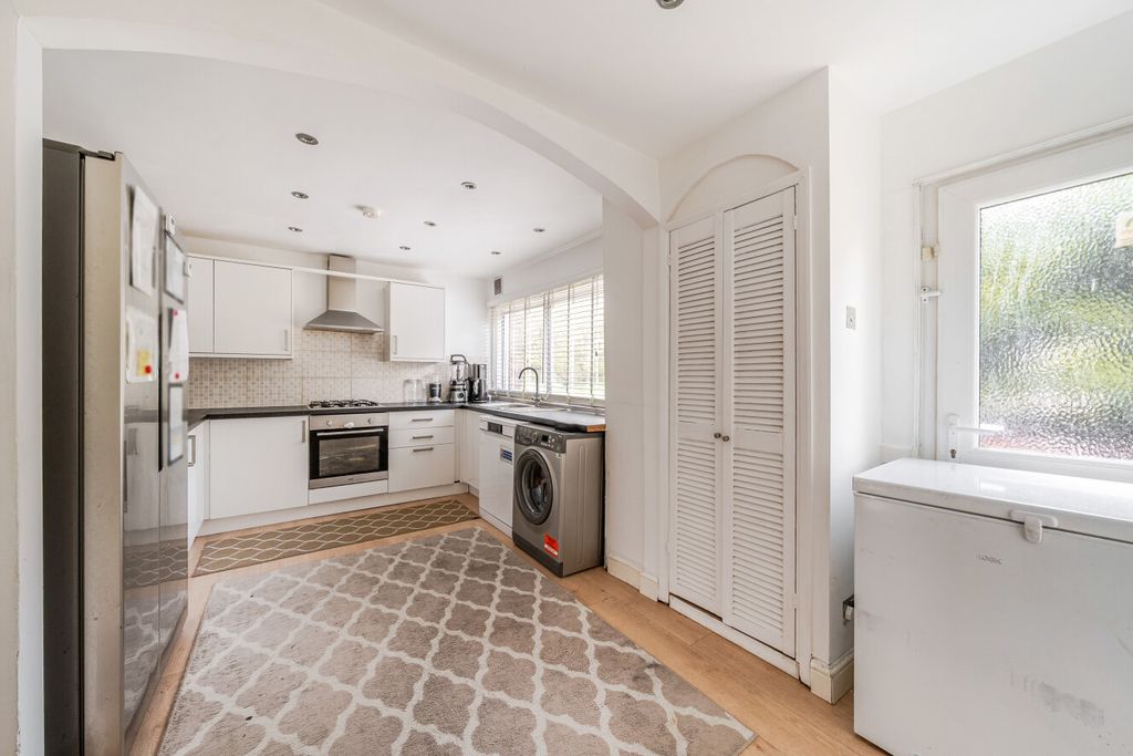 Property photo 3 of 17 1441921-11-69E0Da...