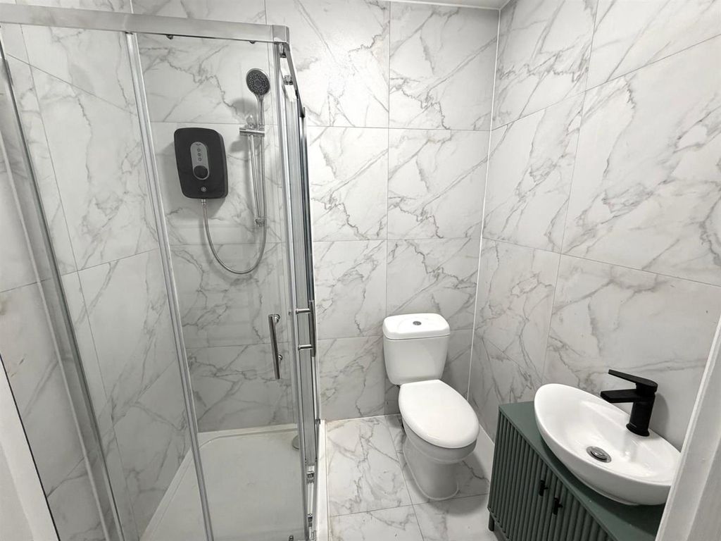 Property photo 3 of 4 Room 6 En Suite.Jpg