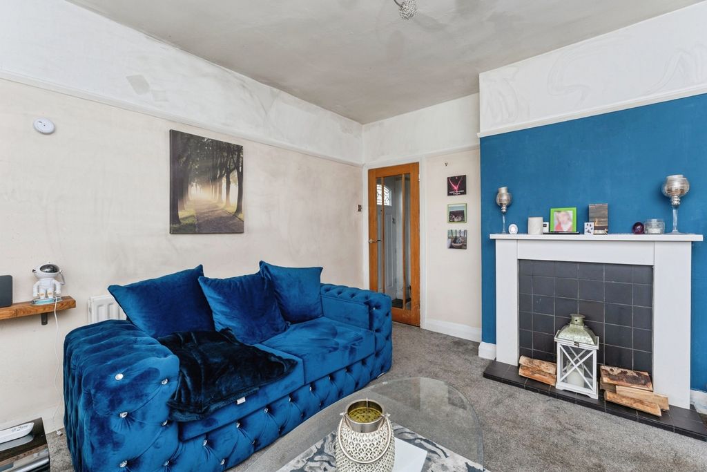 Property photo 3 of 14 Lounge