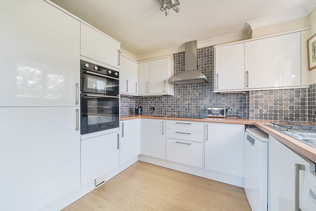 Property photo 3 of 19 1339640-10-689F28...