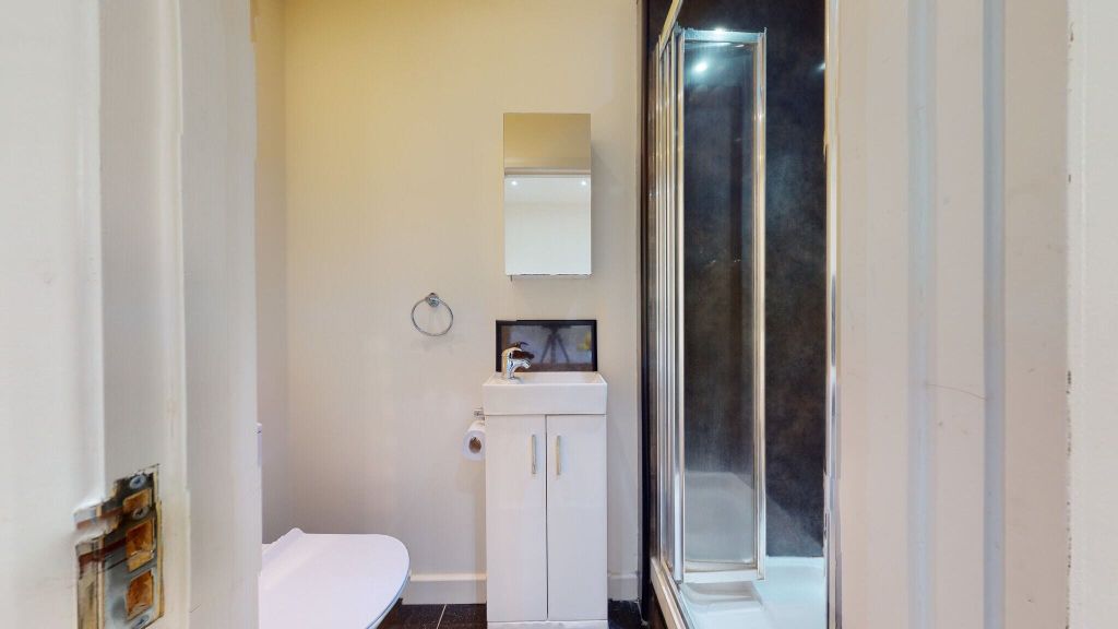 Property photo 3 of 7 Bathroom