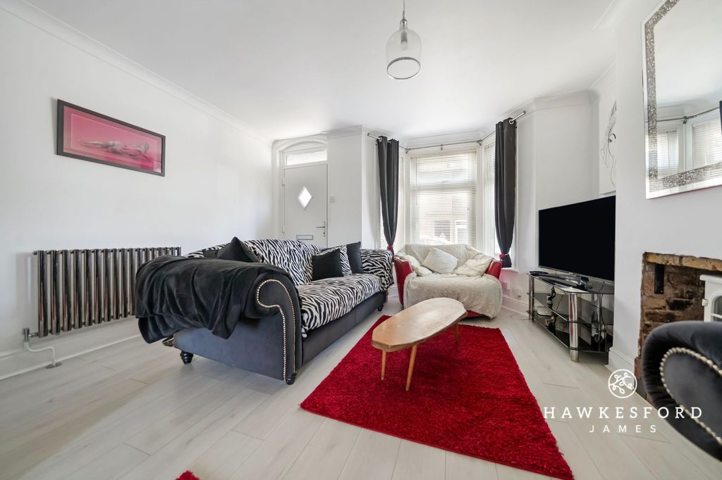 Property photo 2 of 16 Crown Road, Sittingbourne - Lounge