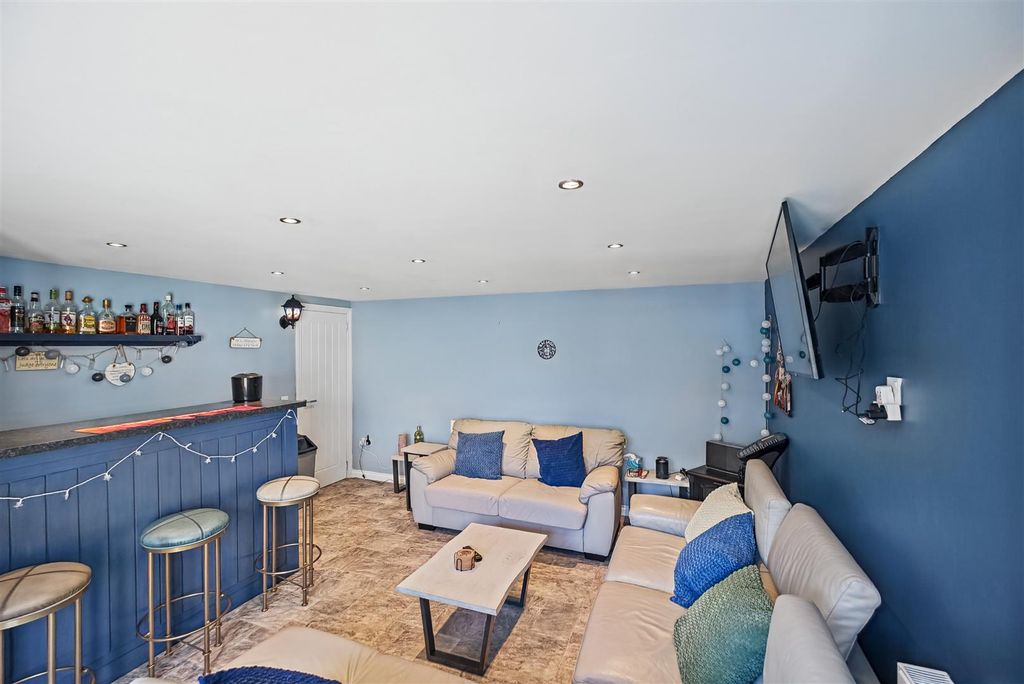 Property photo 2 of 28 Secaurin Ave-2.Jpg