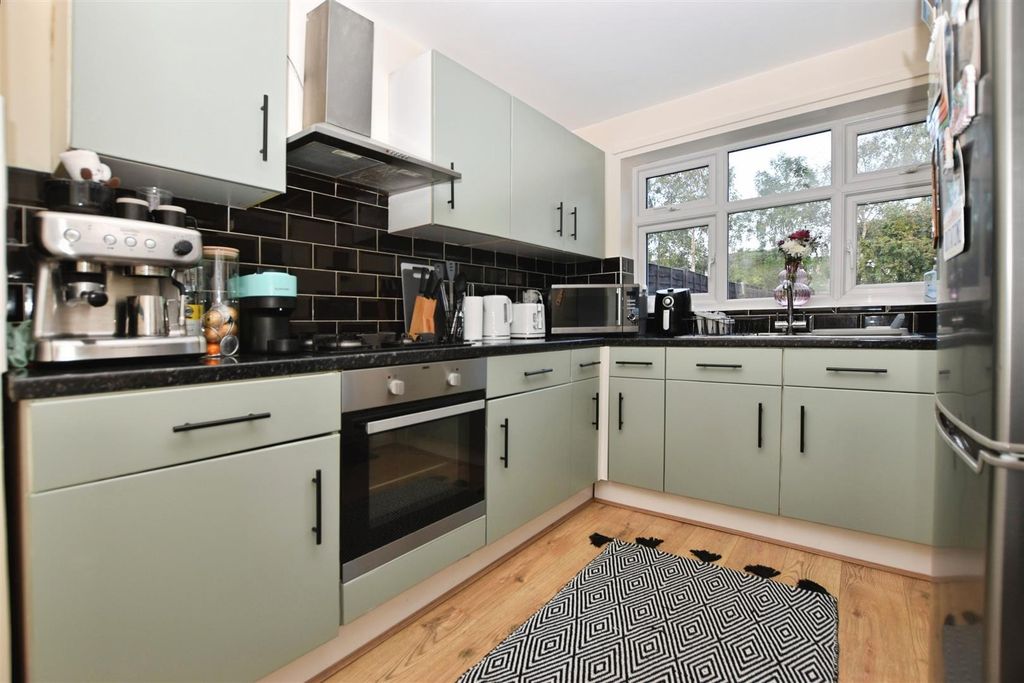 Property photo 3 of 10 Kitchen