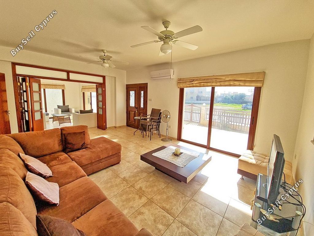 Property photo 3 of 39