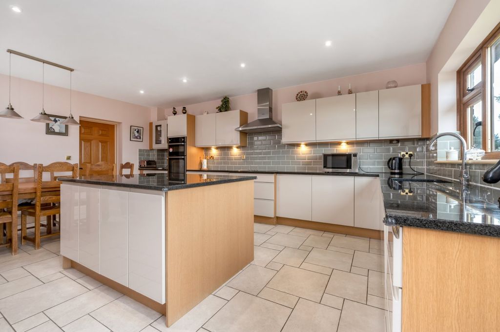 Property photo 3 of 19 Breakfast Kitchen