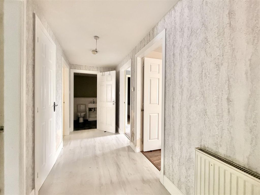 Property photo 2 of 9 Hall