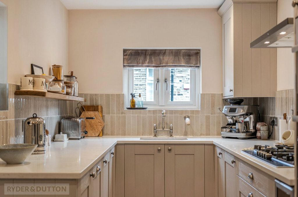 Property photo 3 of 28 Kitchen