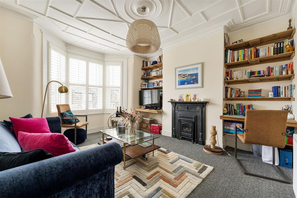 Property photo 2 of 28 Scotts Road, E10