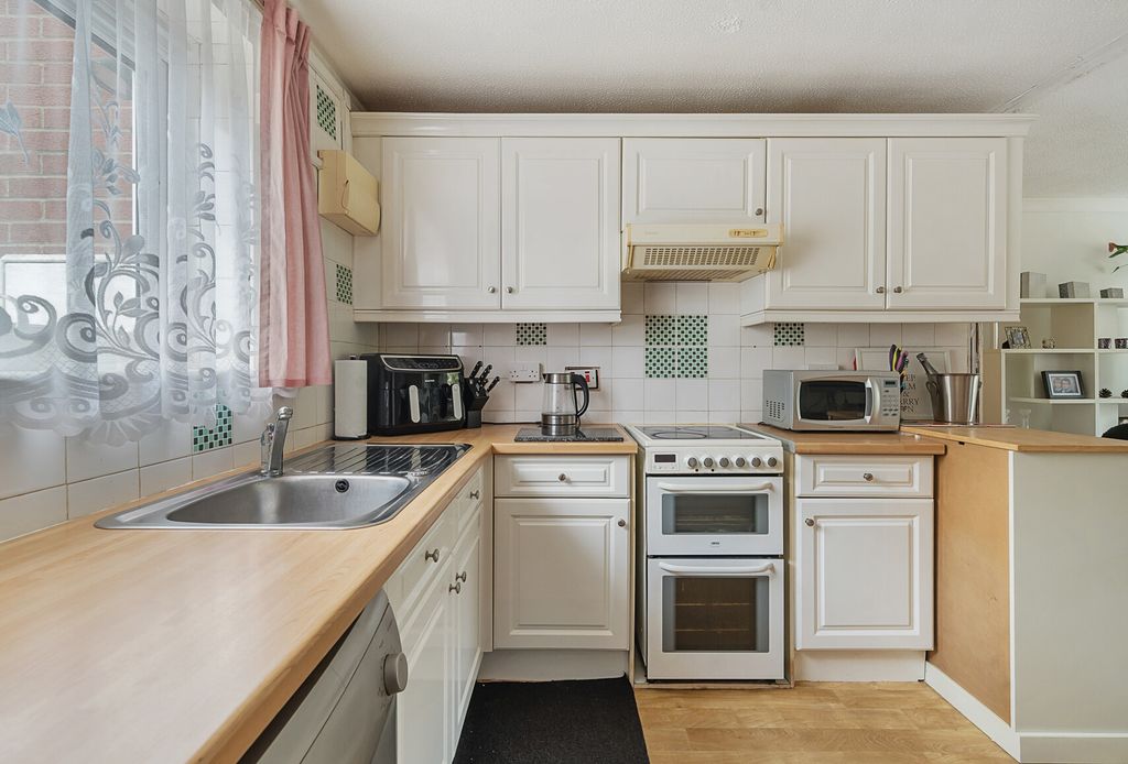 Property photo 3 of 22 1332257-3-688A02B...