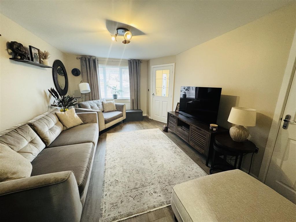 Property photo 3 of 27 Lounge