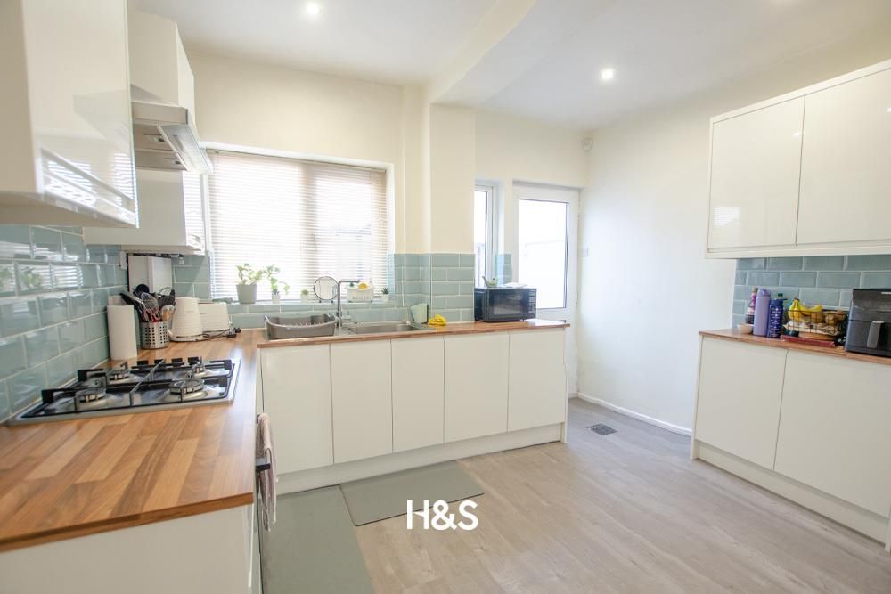 Property photo 2 of 19 28 Wichnor - Kitchen2.Jpg