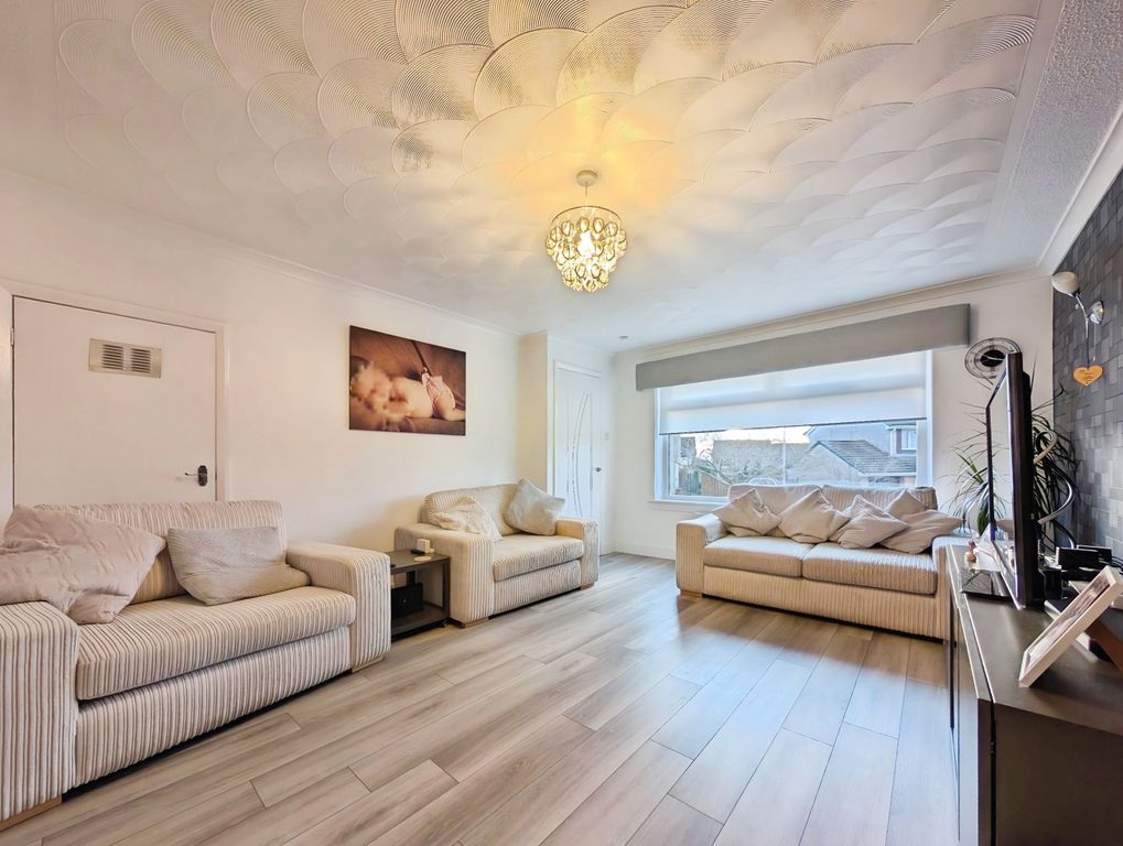 Property photo 3 of 18 Living Room