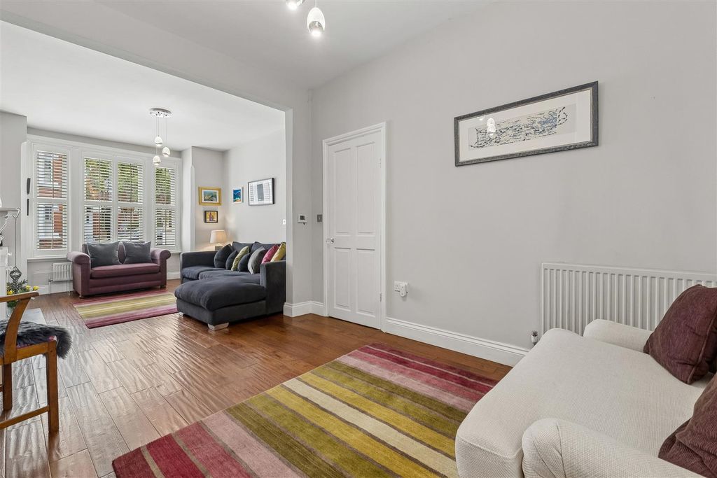 Property photo 3 of 16 For Sale - Kent Road, W4