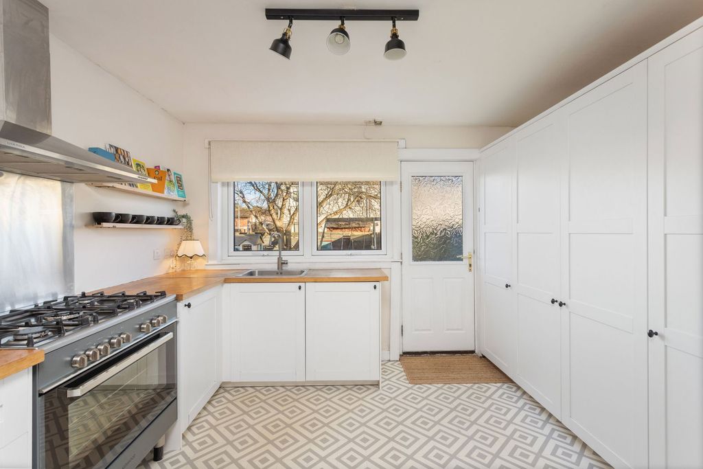 Property photo 3 of 32