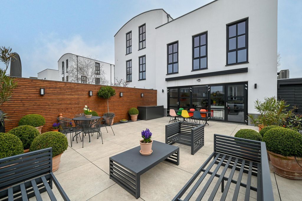 Property photo 3 of 46