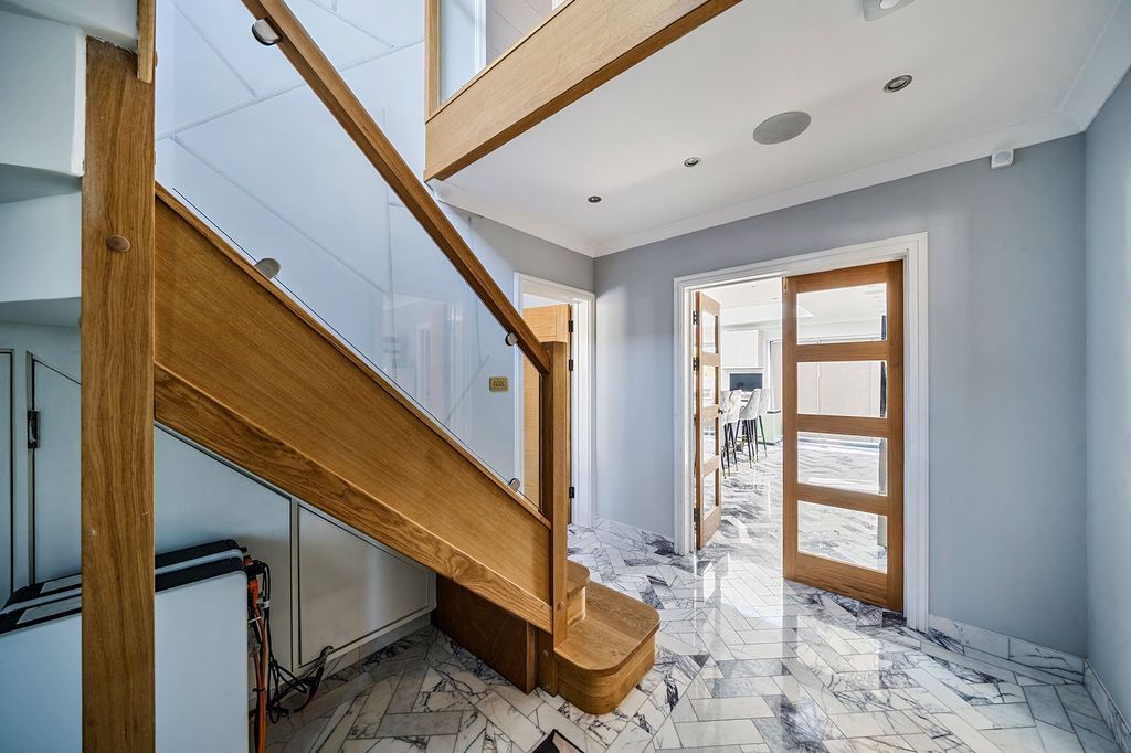 Property photo 2 of 21