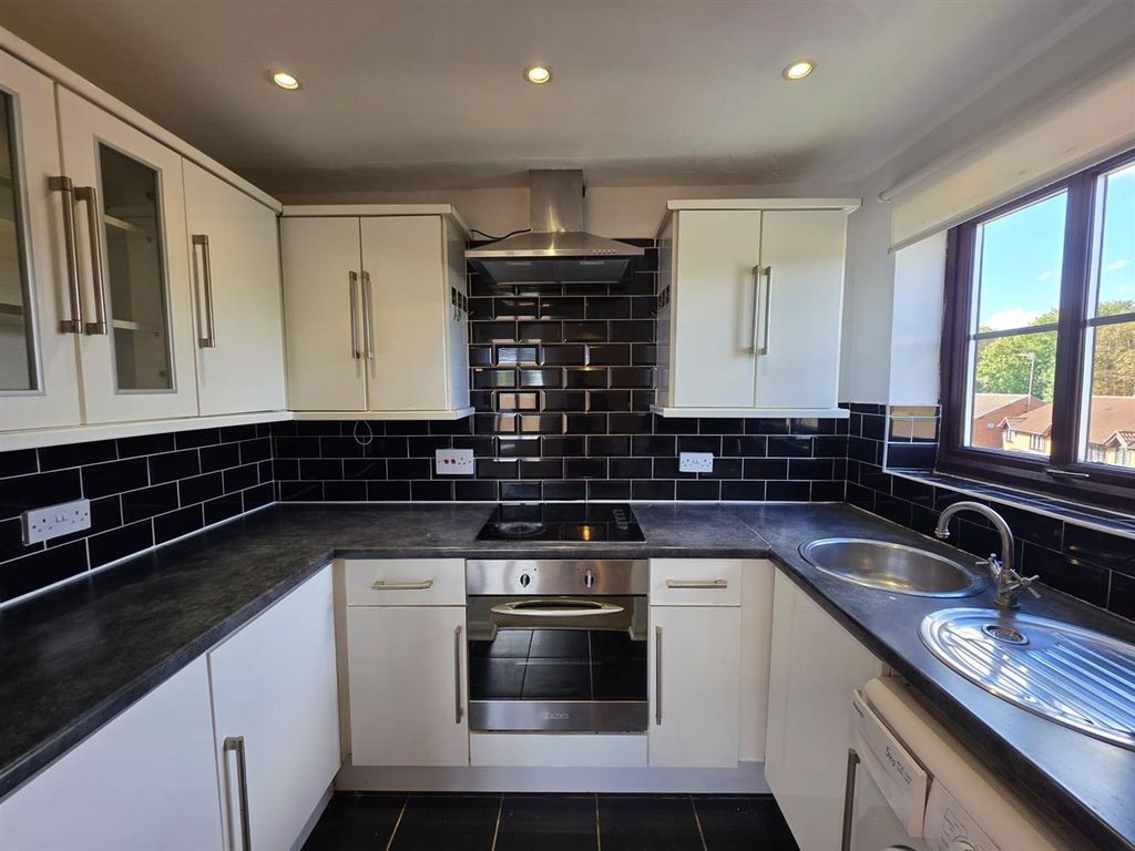 Property photo 2 of 7 Kitchen