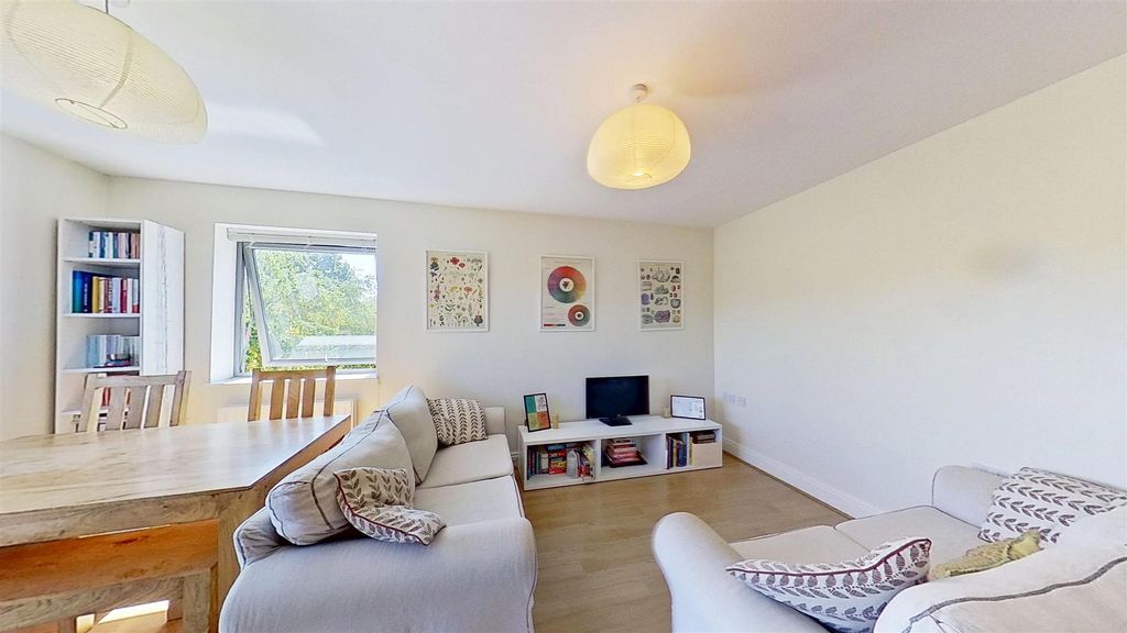 Property photo 2 of 15 Fleming-House-St-Georges-Grove-Sw17-07102025_18401