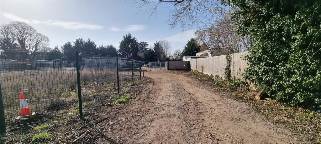 Property photo 3 of 10 Yard 6.Jpg