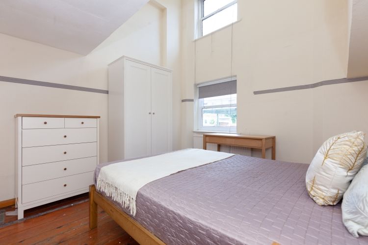 Property photo 2 of 6 Bedroom