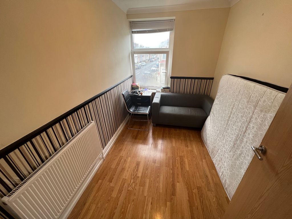 Property photo 3 of 6 Living Room