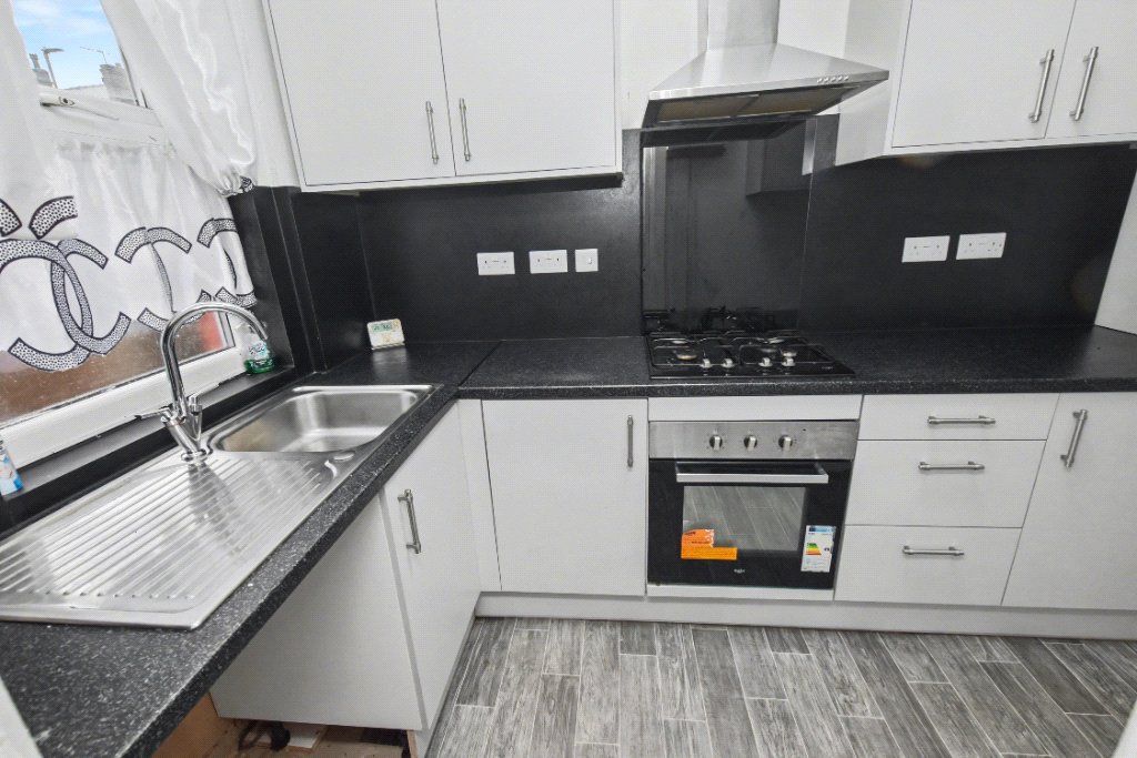 Property photo 2 of 10 Kitchen