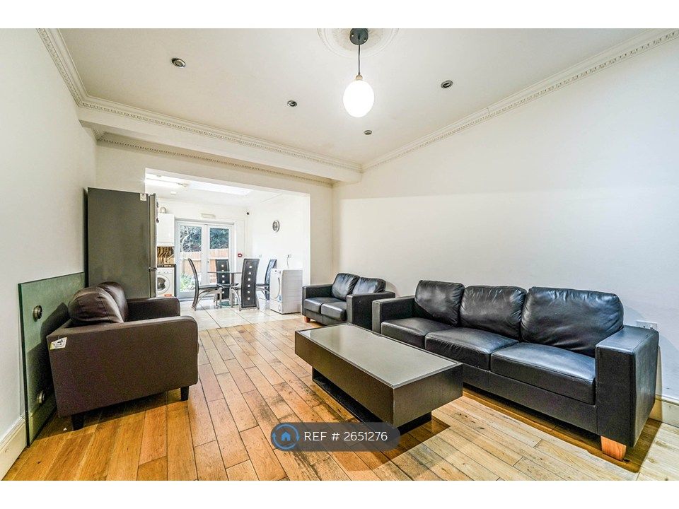 Property photo 3 of 18 Lounge