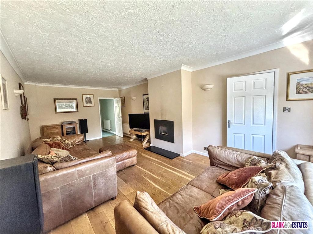 Property photo 2 of 18 Lounge