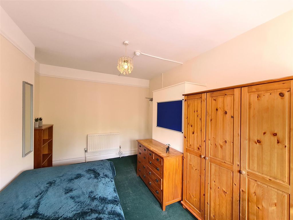 Property photo 3 of 12 Room 5
