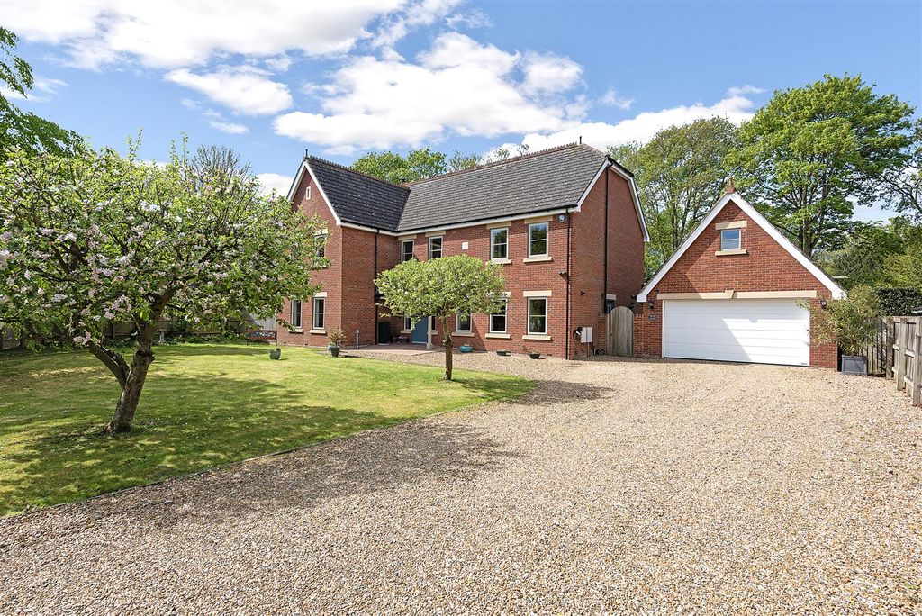 Property photo 1 of 33 22 Downing Close Ph02.Jpg