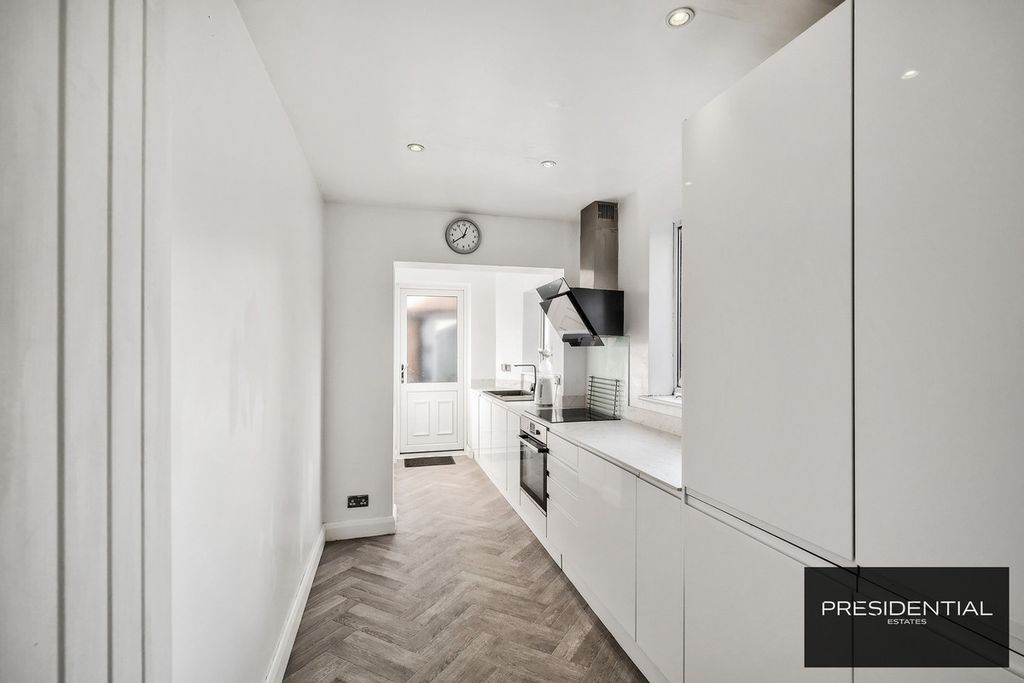 Property photo 3 of 33