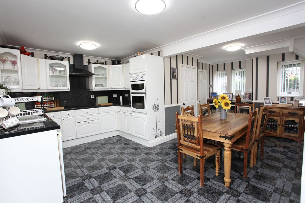 Property photo 2 of 25 Kitchen/ Dining Room