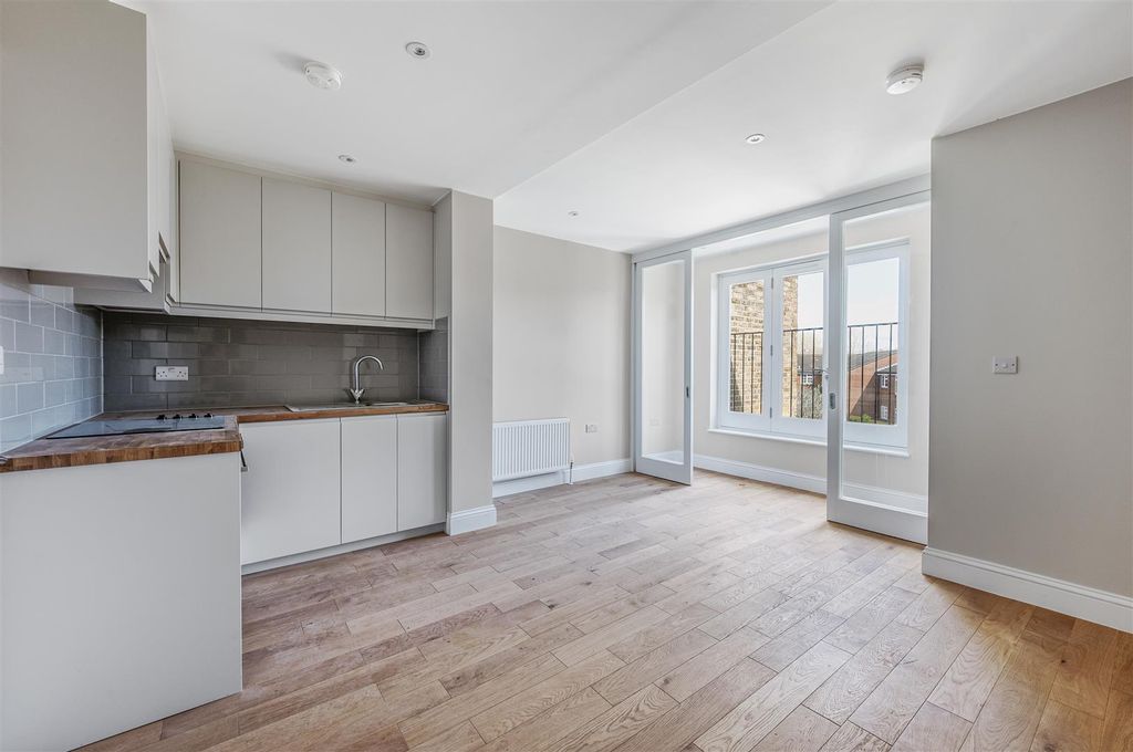 Property photo 2 of 9 Fff 70 Berrymead Gardens (1).Jpg