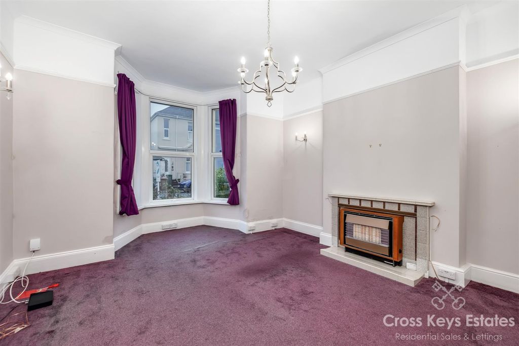 Property photo 2 of 31 Sitting Room