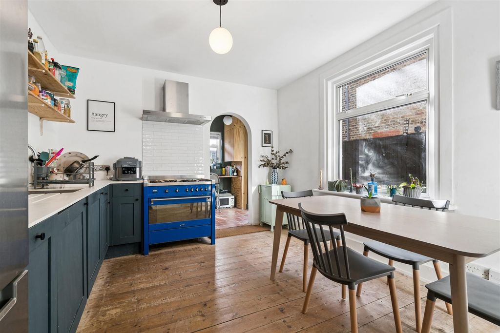 Property photo 3 of 9 8A Grenfell Road Cr4 2By Kitchen 1.Jpg