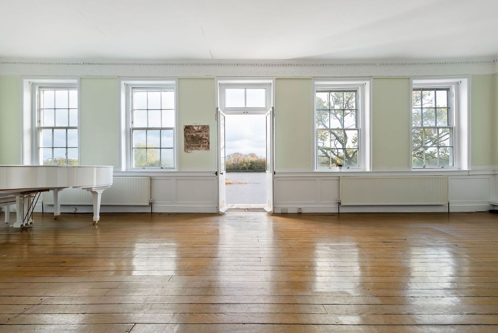 Property photo 2 of 37