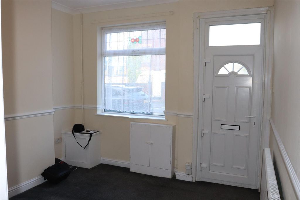 Property photo 2 of 14 Front Lounge