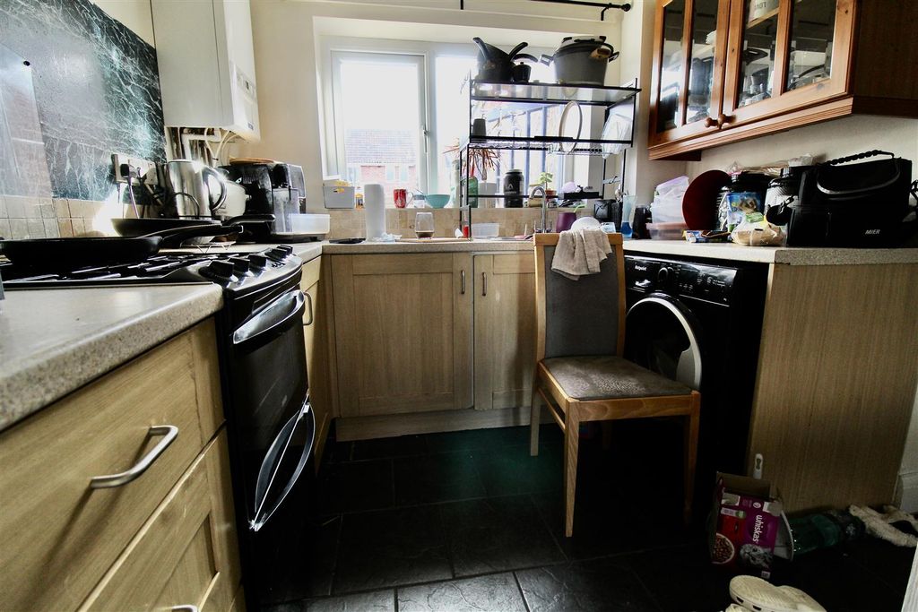 Property photo 3 of 8 Kitchen